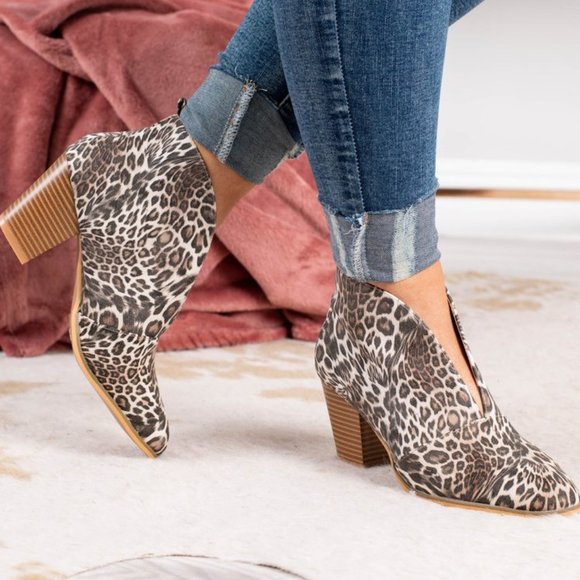 Primrose SIgnature Boutique Shoes - 💥💥 FRONT DEEP VCUT LEOPARD BLOCK HEEL BOOTIES 💥💥